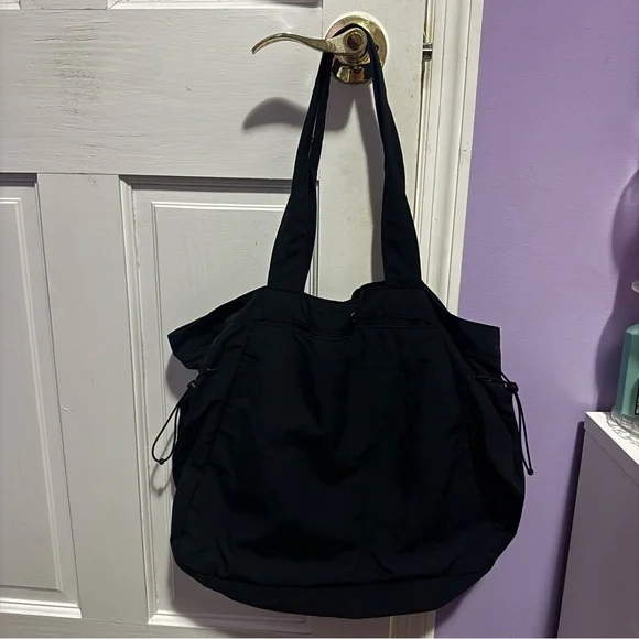 Lululemon black side conch tote USED - Picture 3 of 3